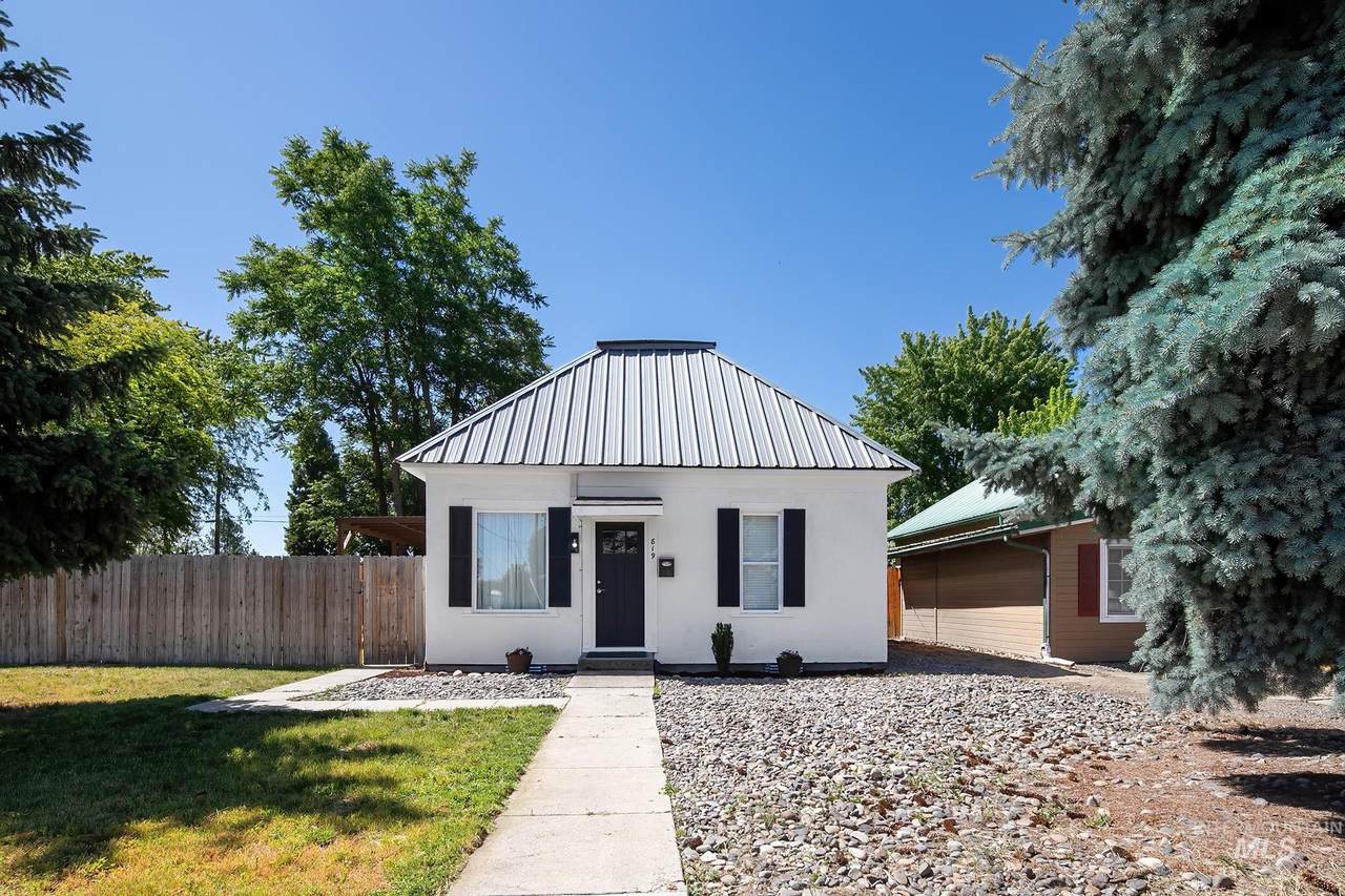 819 Main St - Photo 1