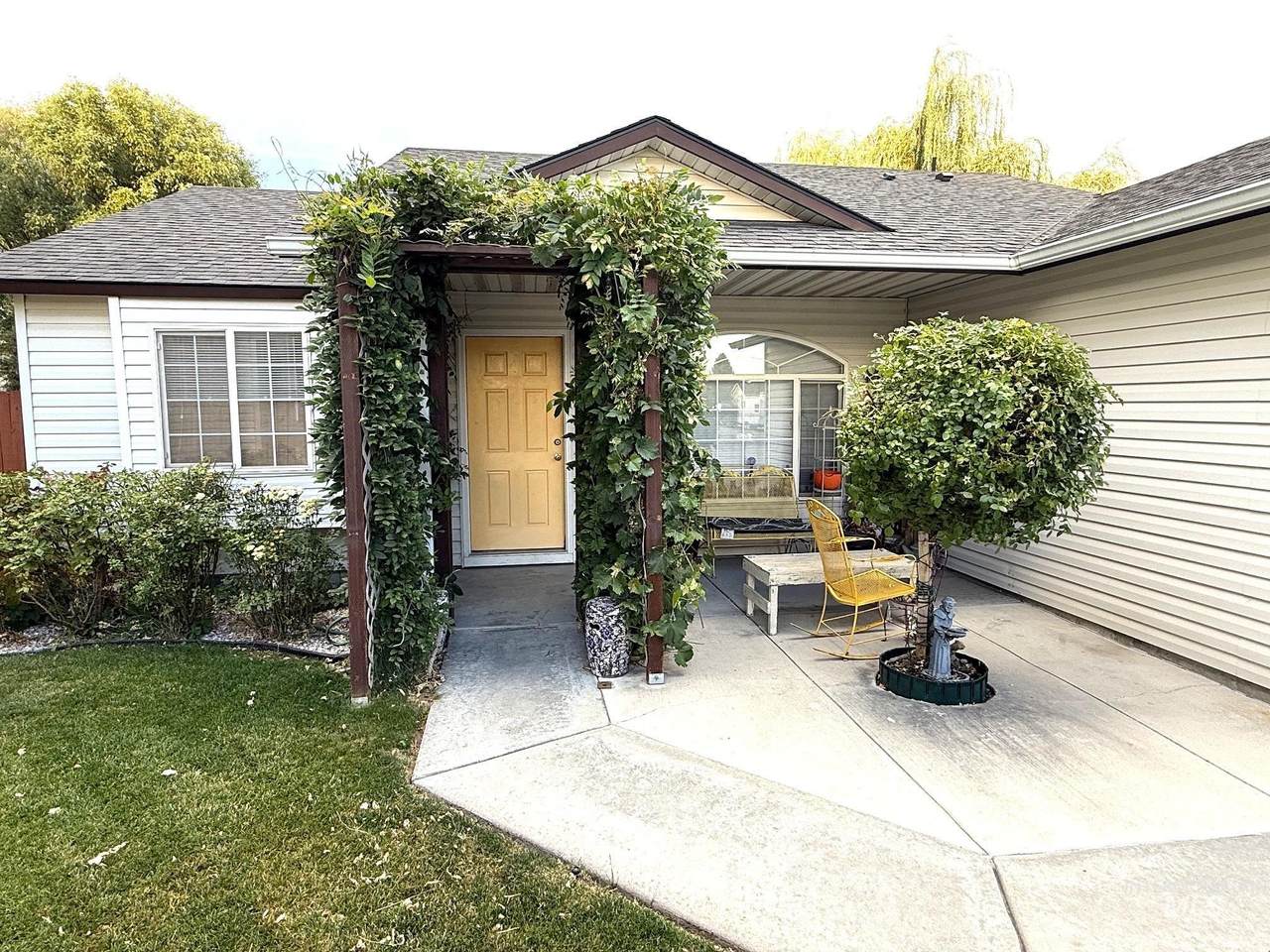 332 Mule Ct - Photo 1