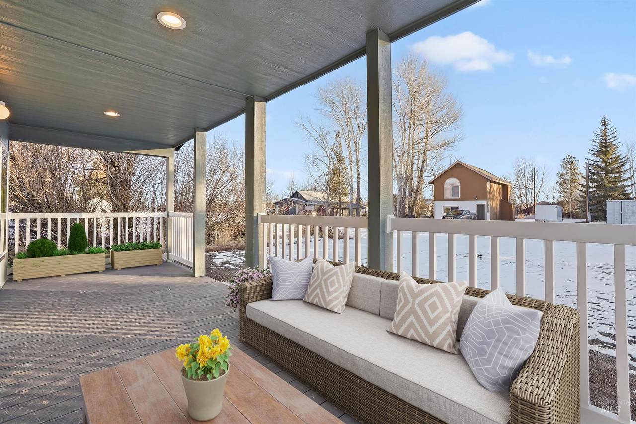 305 Willow Ave - Photo 1