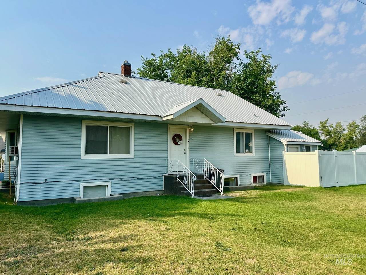 307 Birch St S - Photo 1