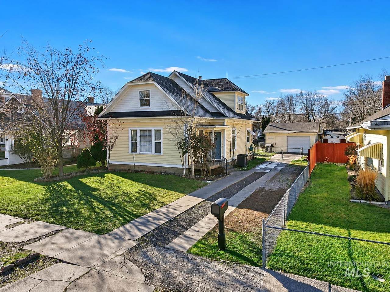 242 8th Ave E - Photo 1