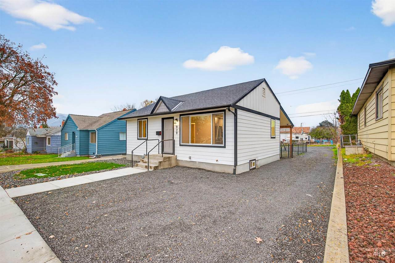 929 10th Street - Photo 1