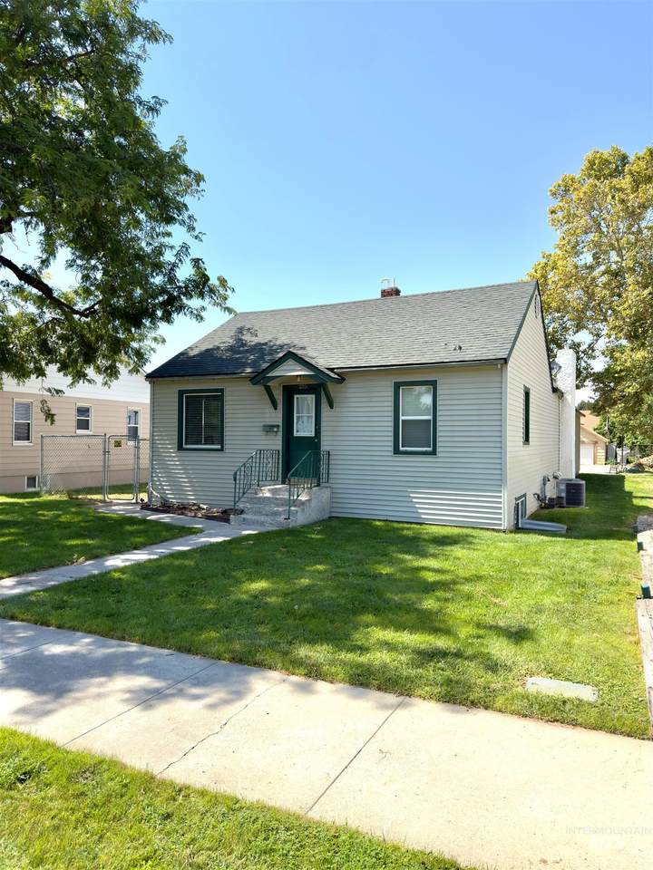 215 Juniper St - Photo 1