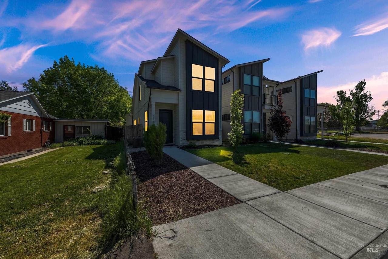 2106 35th St - Photo 1