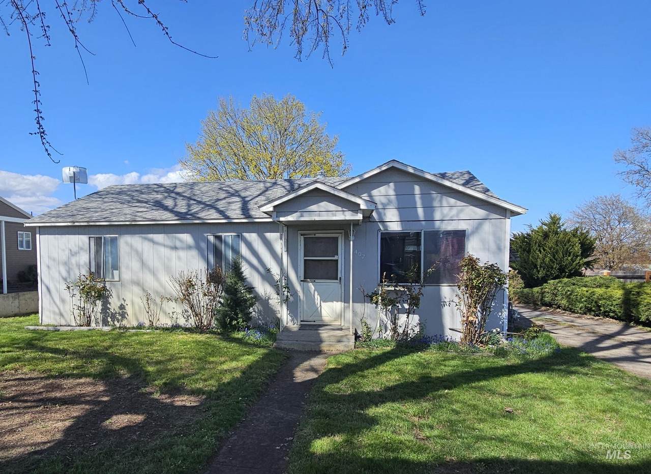 1407 & 1407 1/2 Burrell Ave - Photo 1