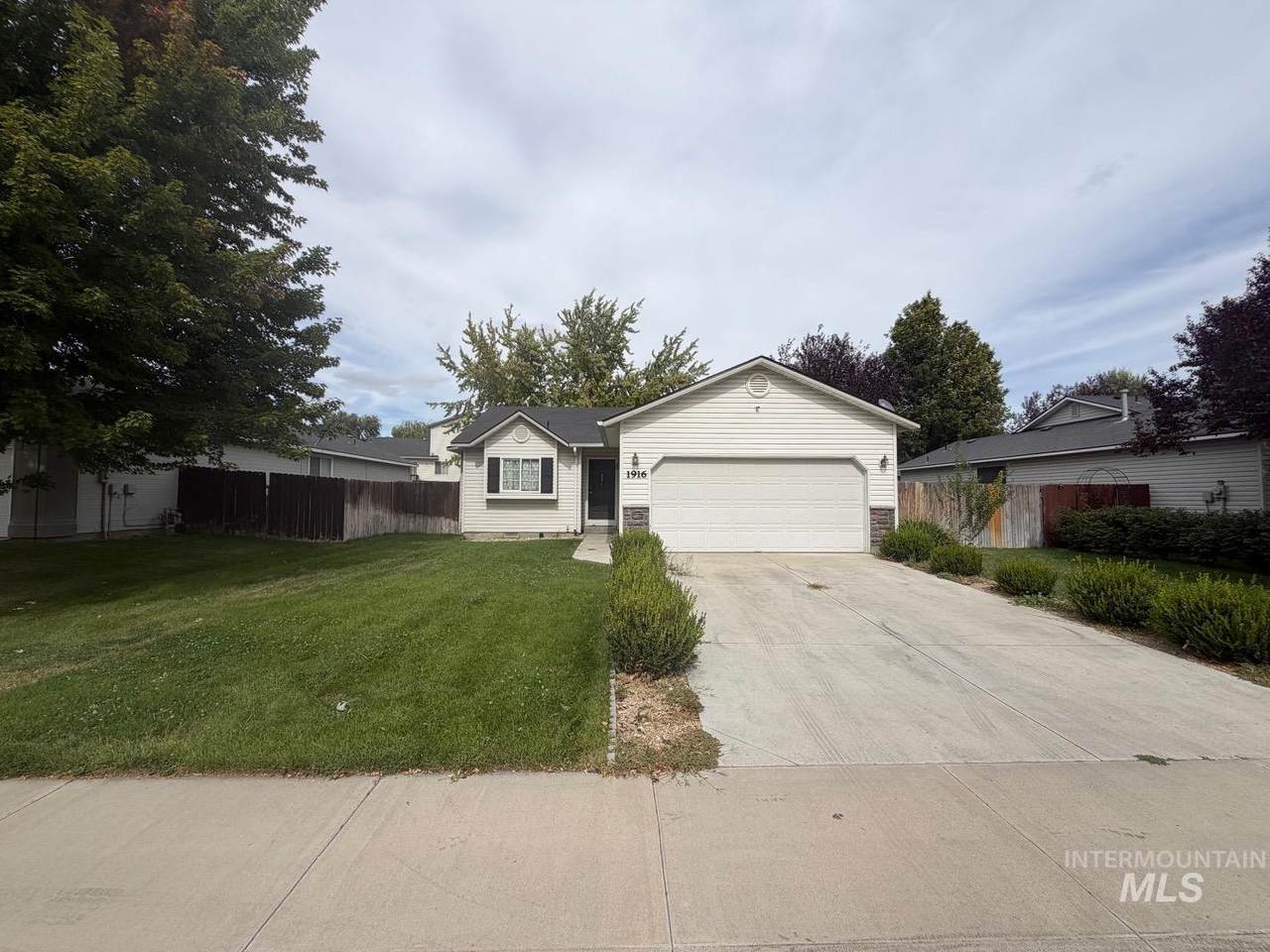 1916 Havenwood Ave - Photo 1