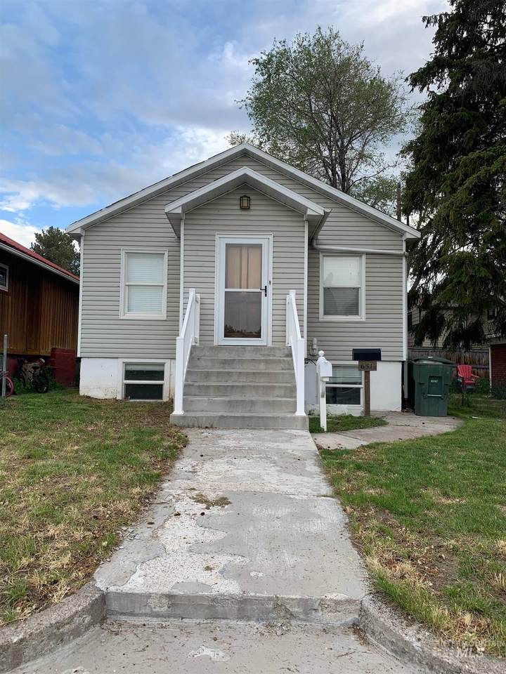 631 Hayes - Photo 1