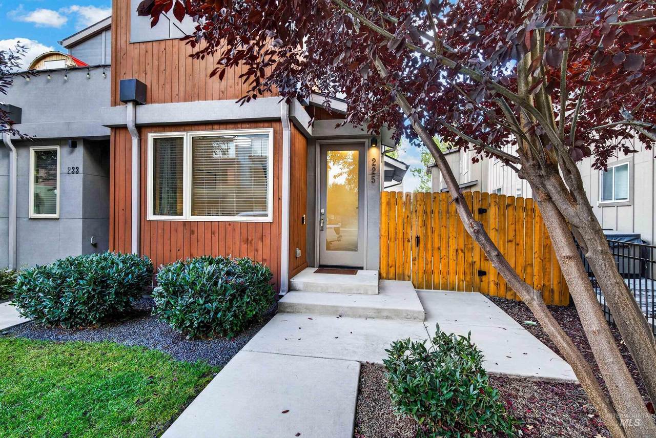 225 36th Street - Photo 1