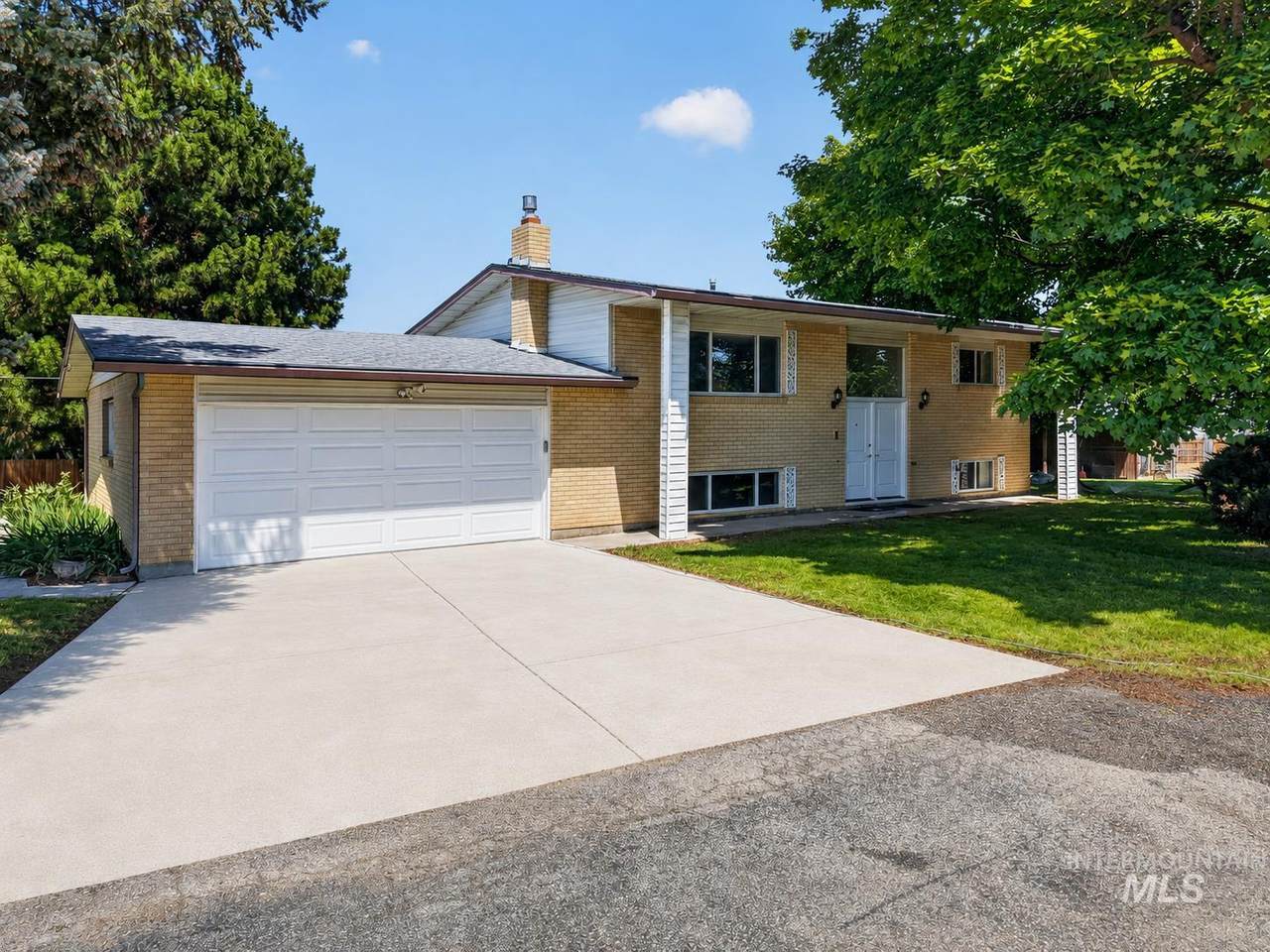 2590 Cloverdale Rd - Photo 1