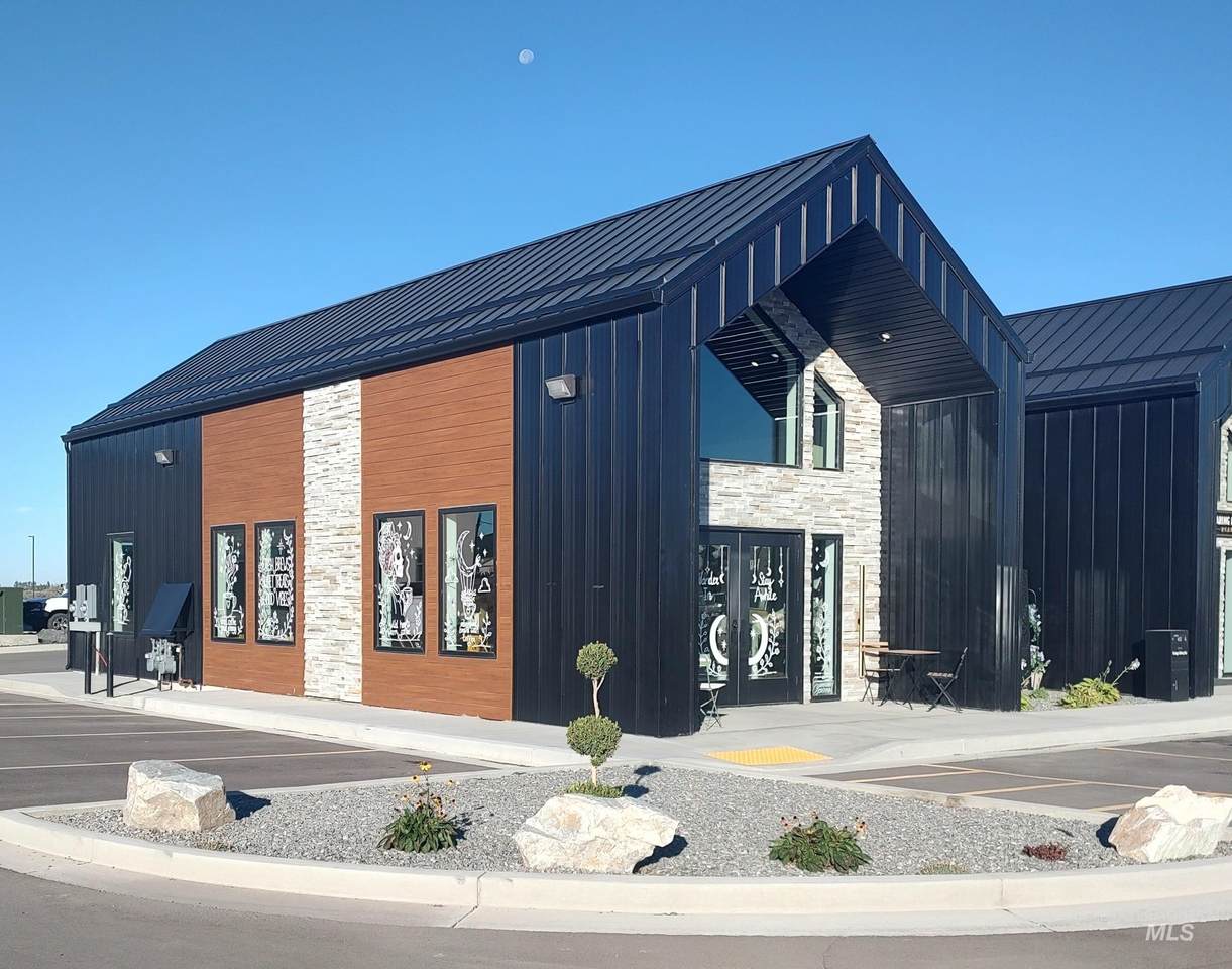 400 Edgewater Dr - Photo 1
