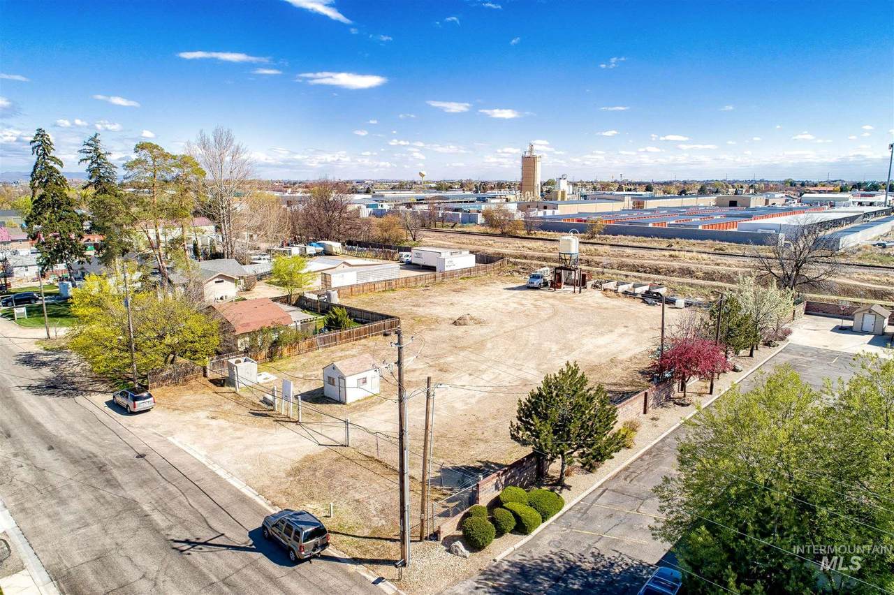 647 & 685 Broadway Avenue - Photo 1