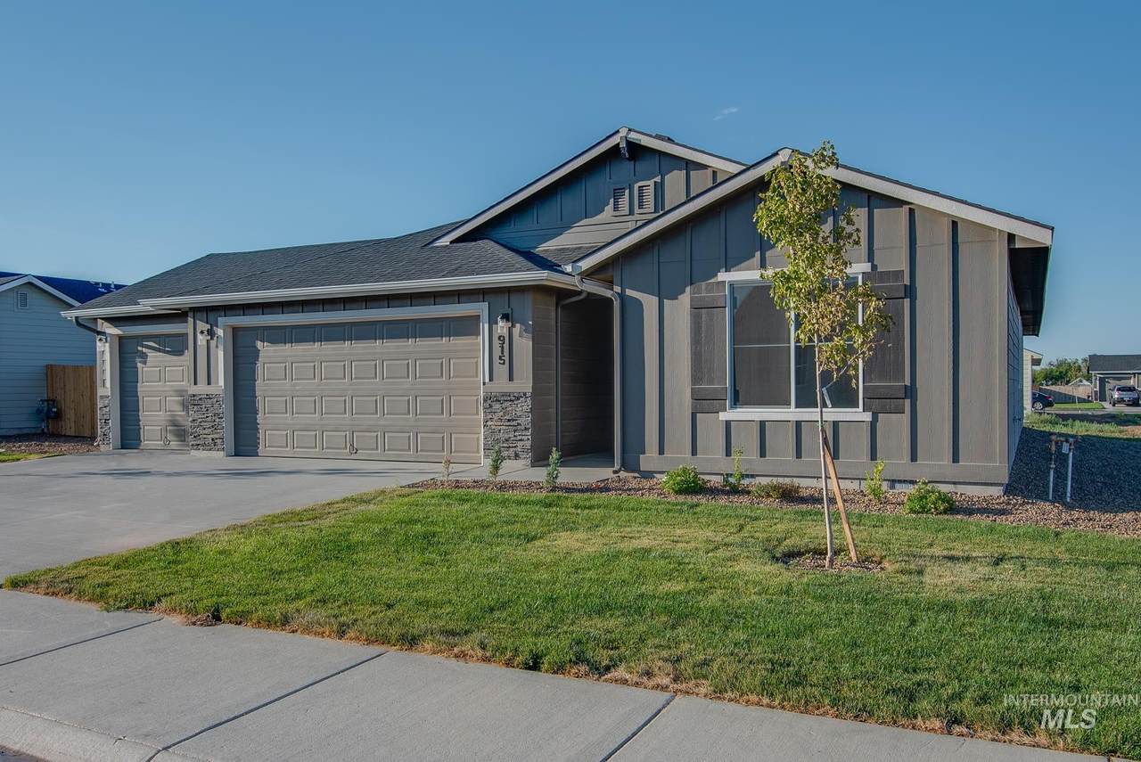915 Crested St - Photo 1