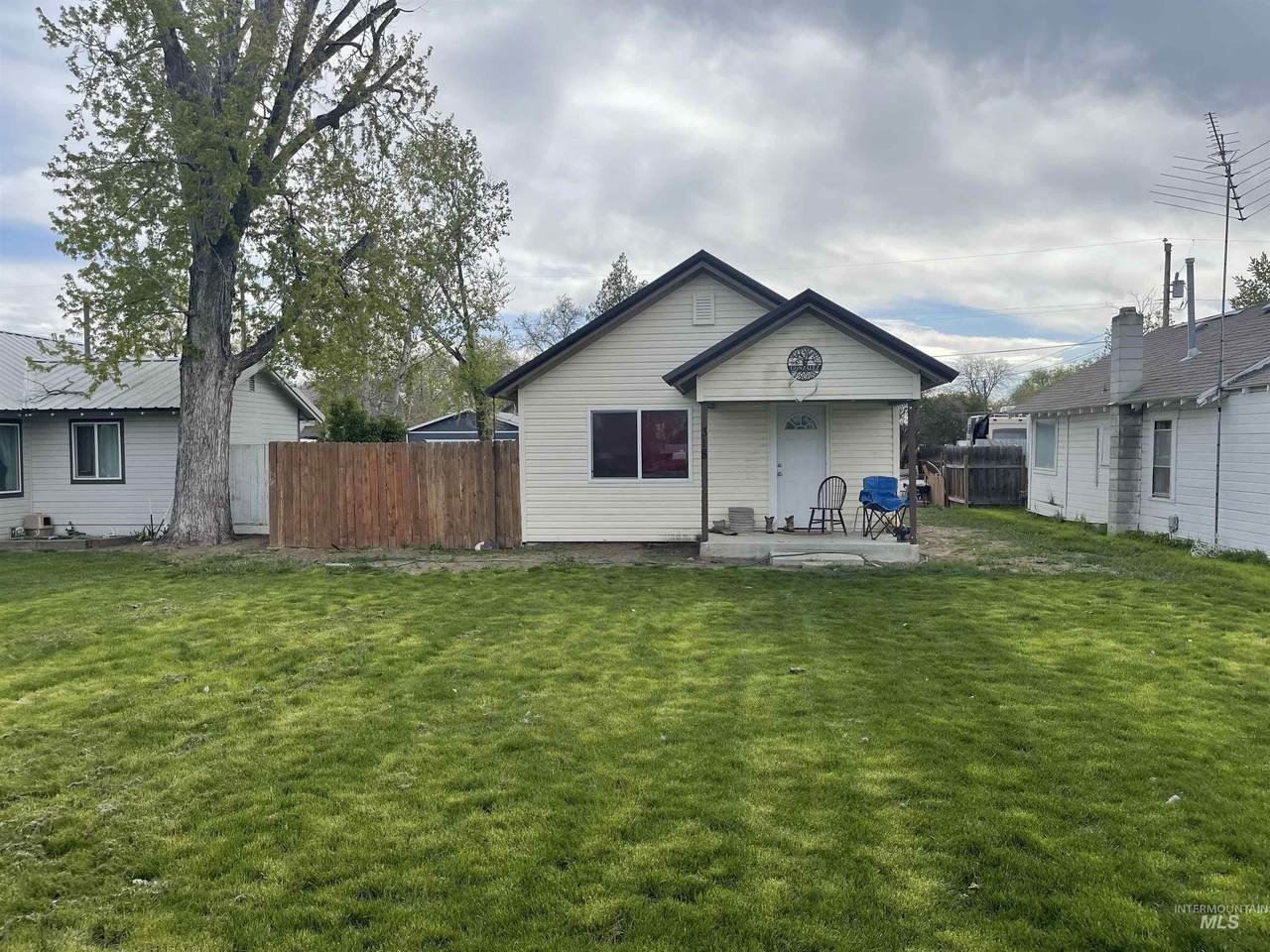 318 4th St - Photo 1