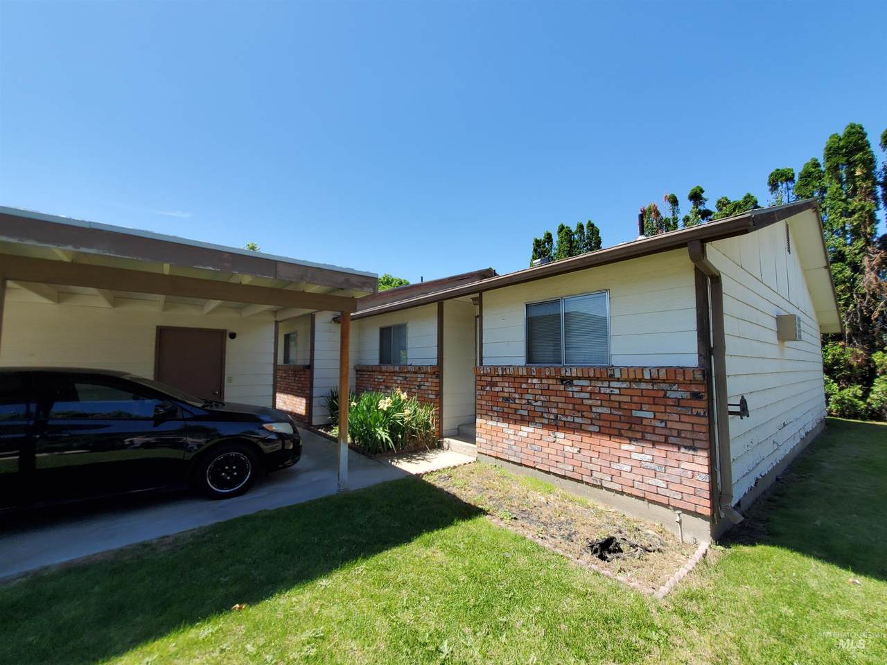 328 Maine Ave - Photo 1