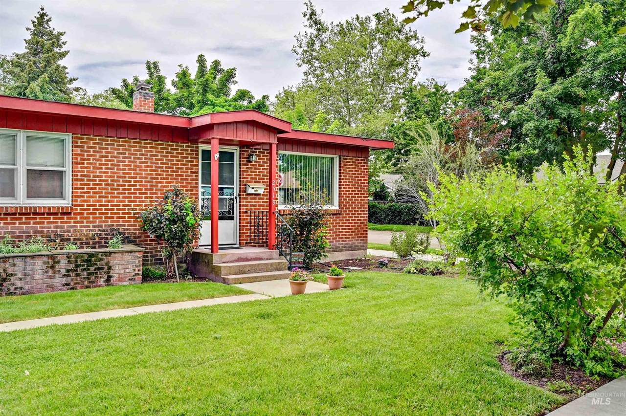 2519 Woodlawn Ave - Photo 1