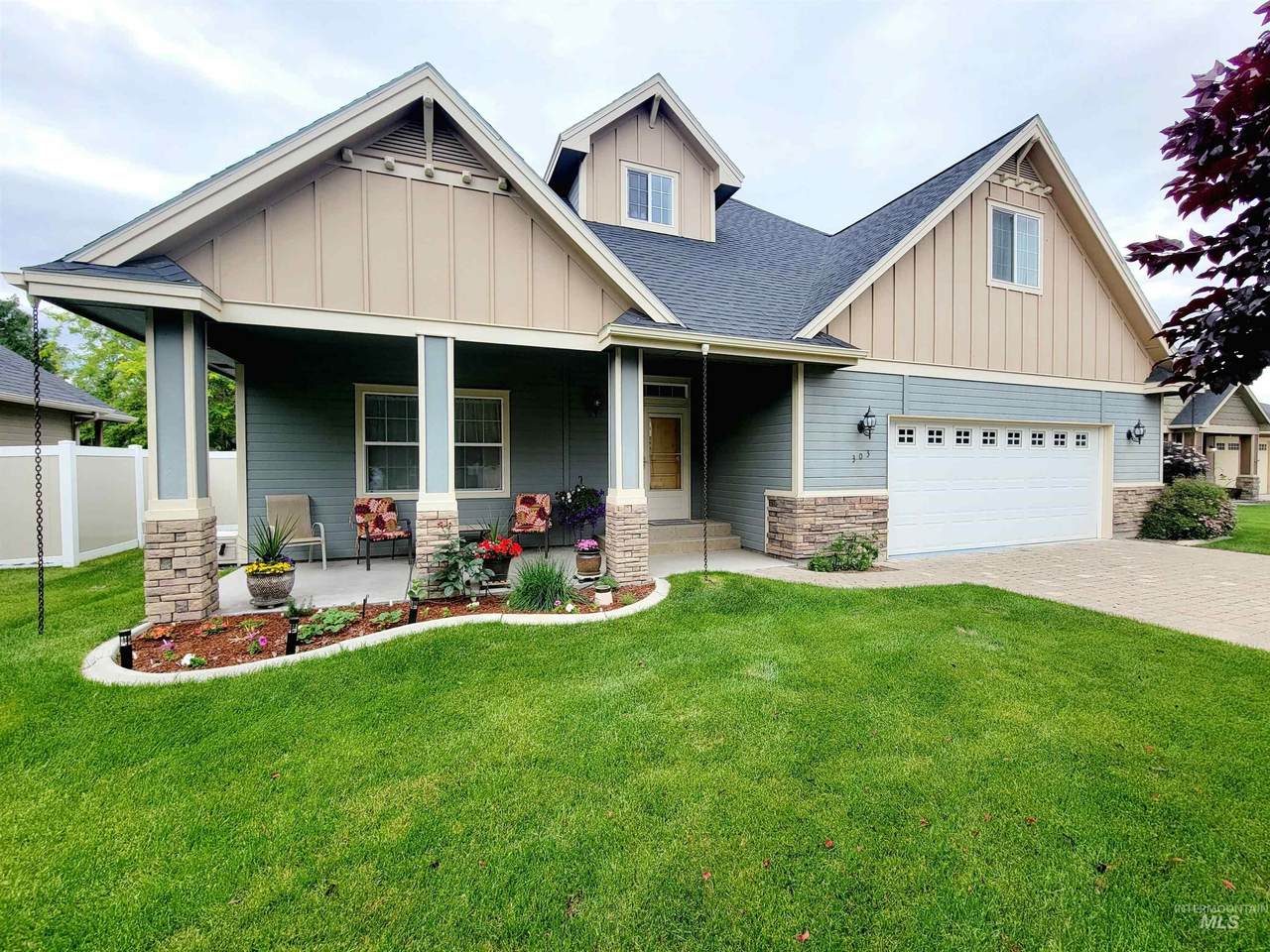 303 Crimson Circle East - Photo 1