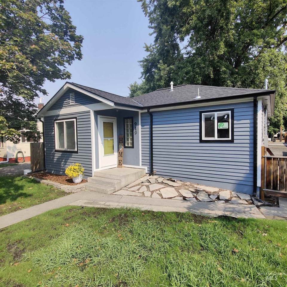 919 4th St - Photo 1