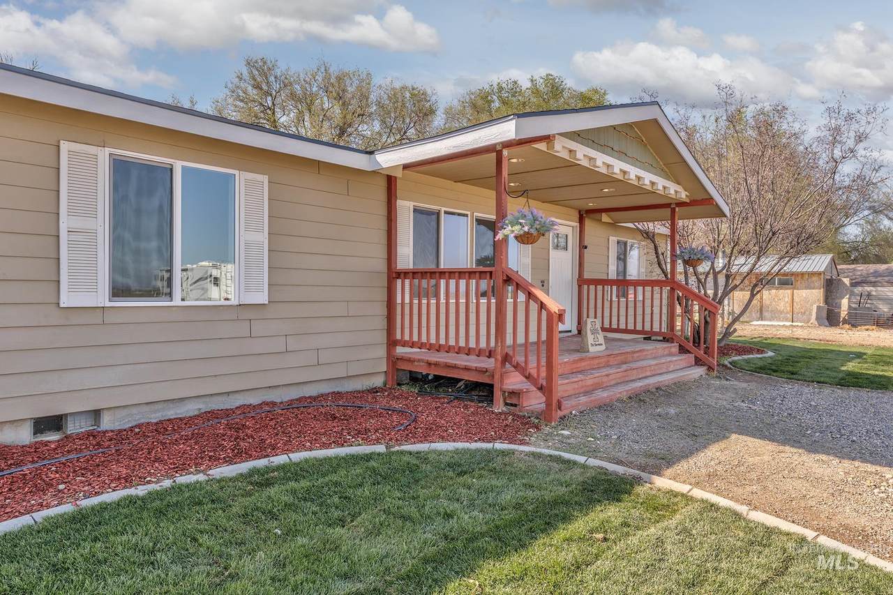3911 Clark Blvd - Photo 1