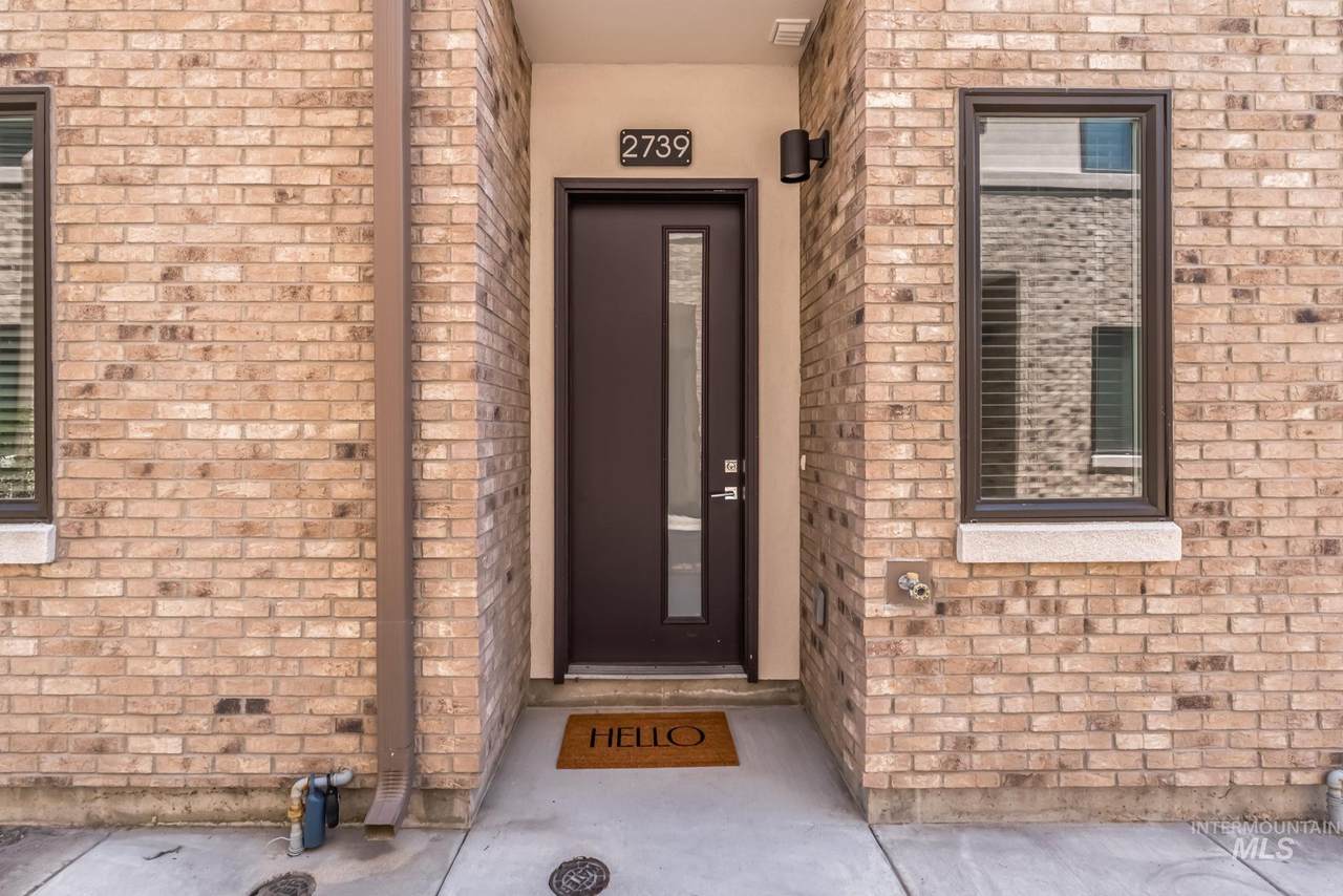 2739 Stewart Ave - Photo 1