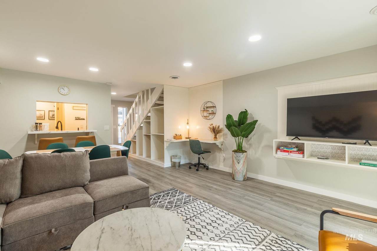 352 Eagle Glen - Photo 1