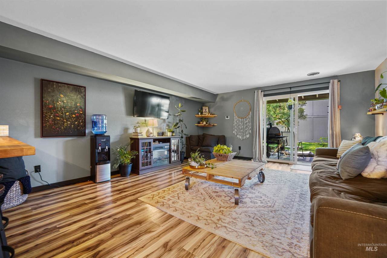 348 Eagle Glen - Photo 1