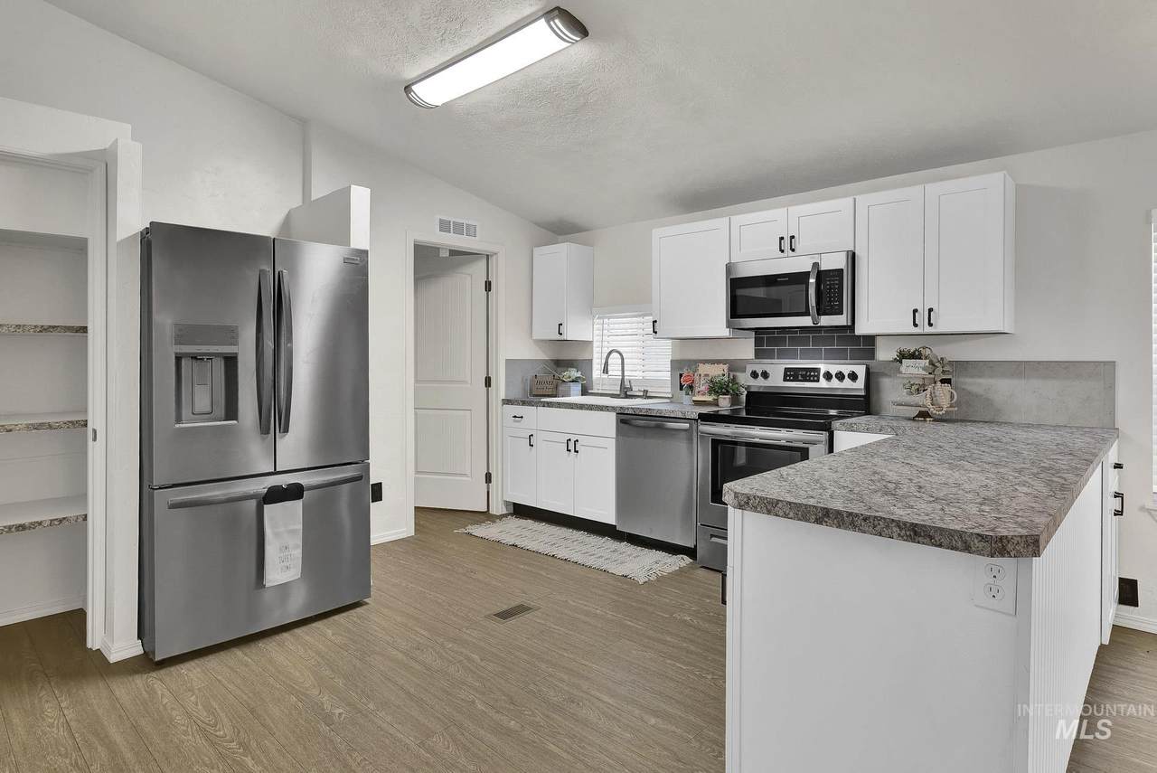 3249 Cherry Ln - Photo 1
