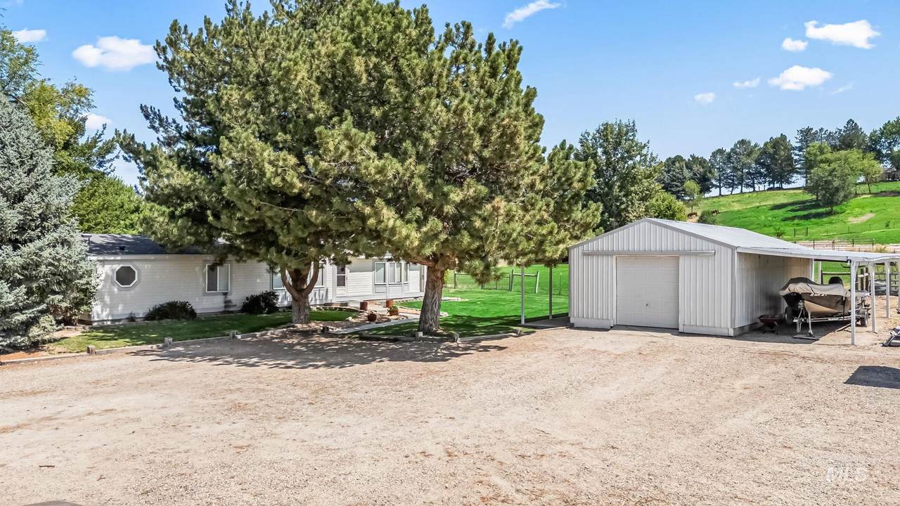 9095 Edgeview Ln - Photo 1