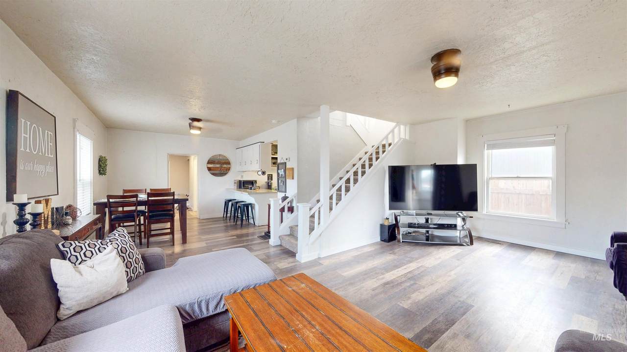 124 8th Avenue N - Photo 1