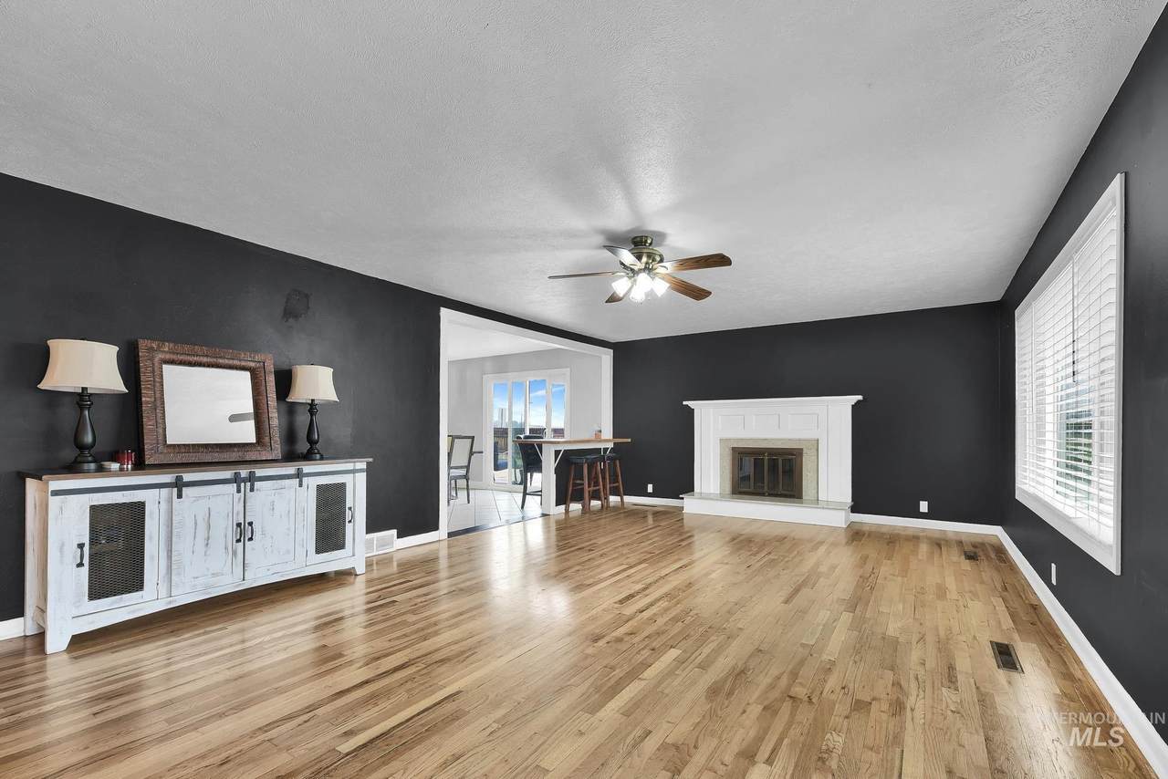 709 Elm Ave - Photo 1