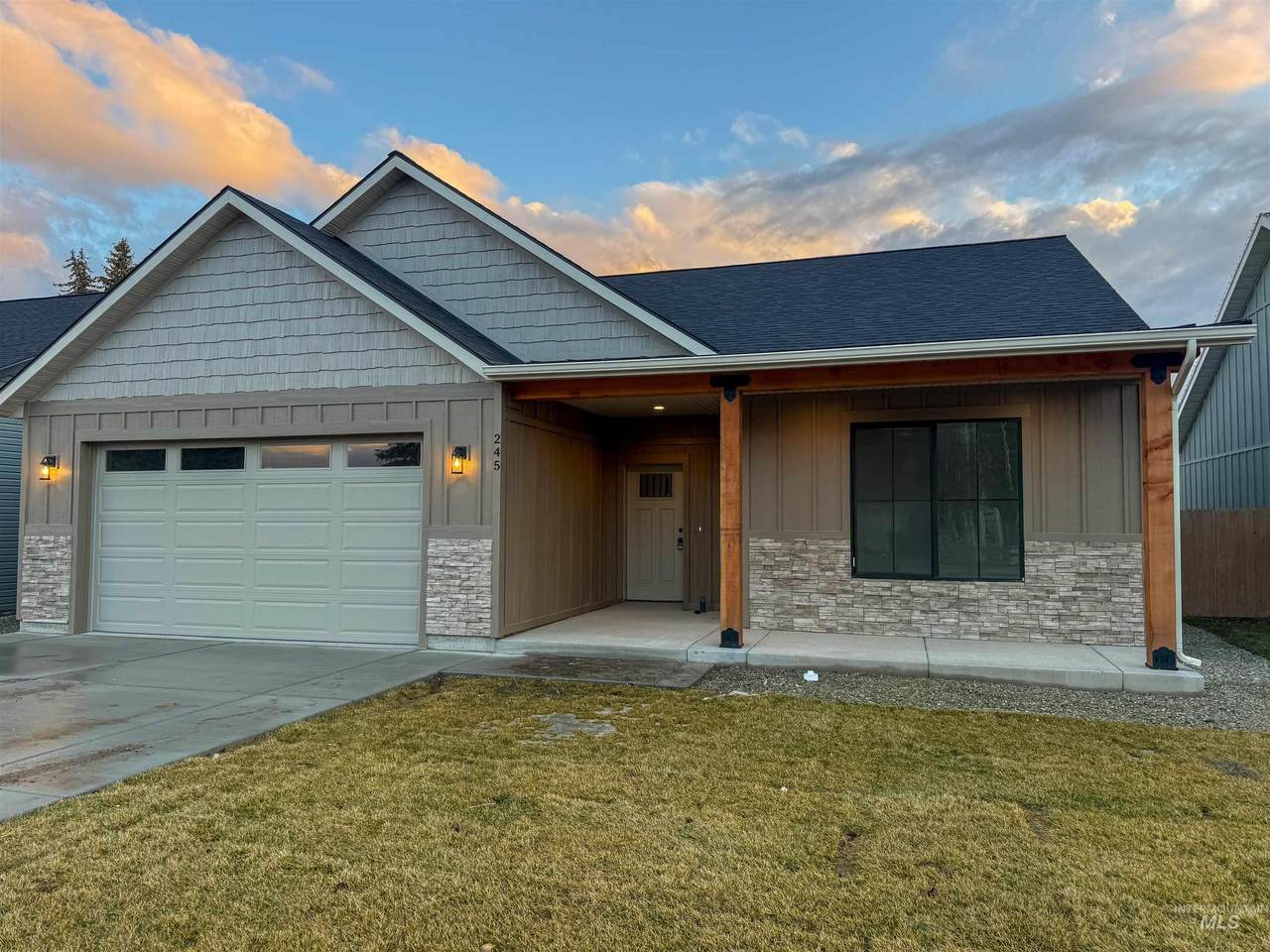 245 Whitman St - Photo 1