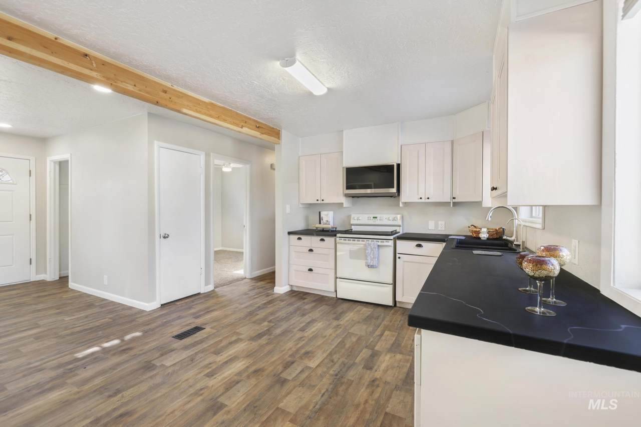 799 Northview - Photo 1