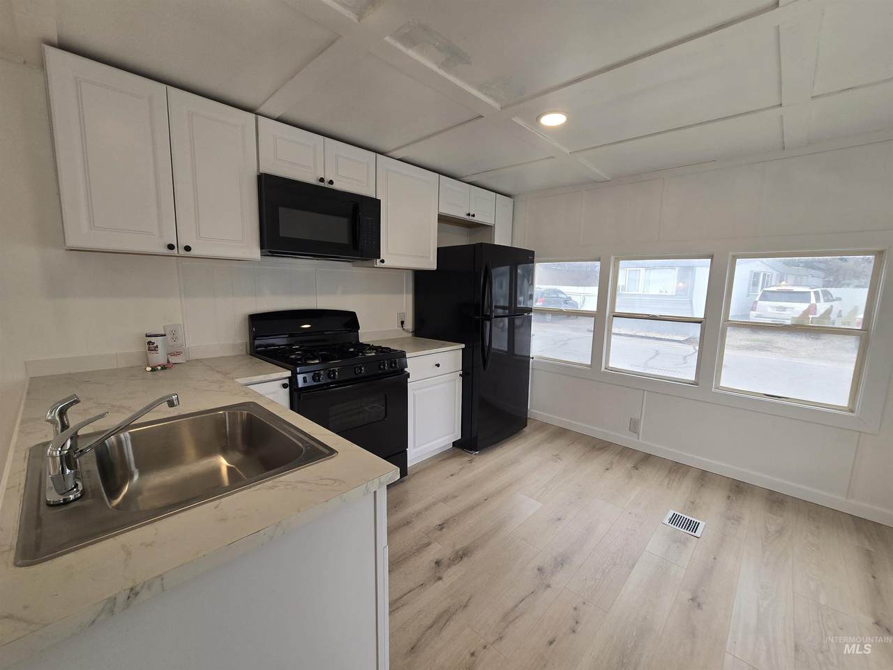 915 Curtis - Photo 1