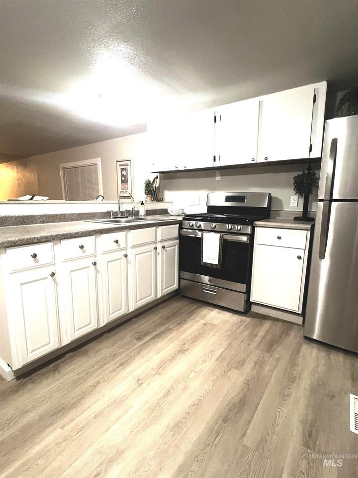340 8th Street N - Photo 1