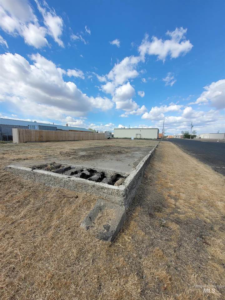 205 5th Ave W - Photo 1