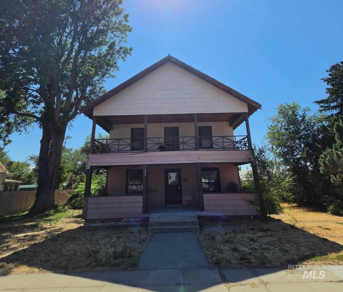 225 4th E - Photo 1