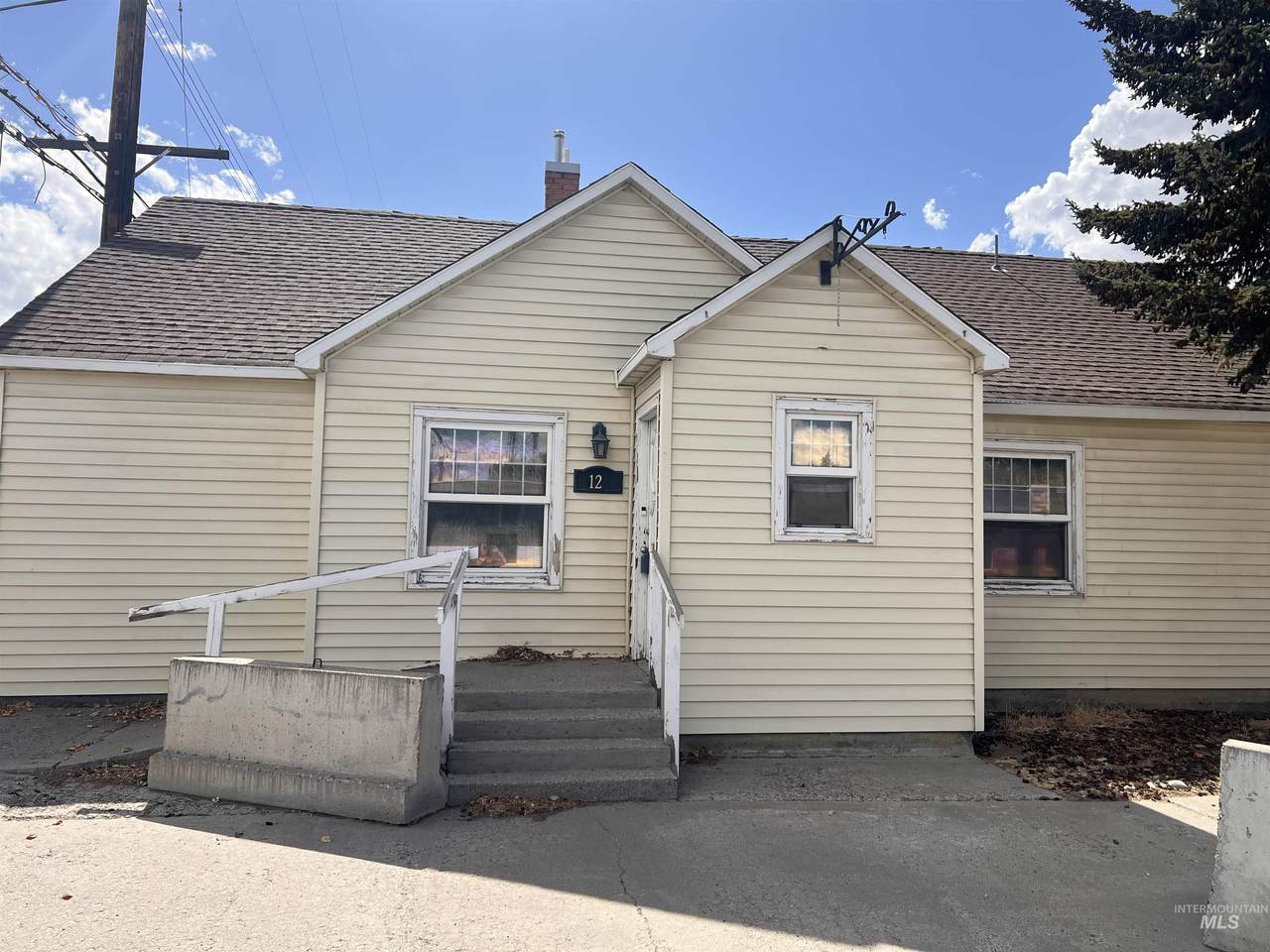 121 5th Ave W - Photo 1