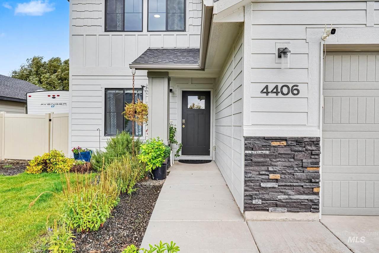 4406 Yankees Wy - Photo 1