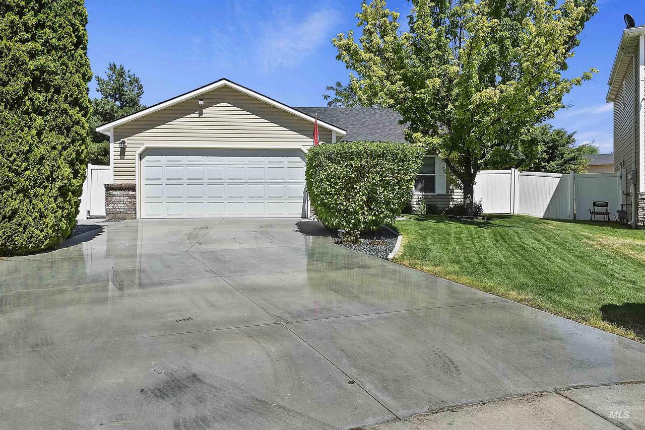 323 Linmar Dr - Photo 1