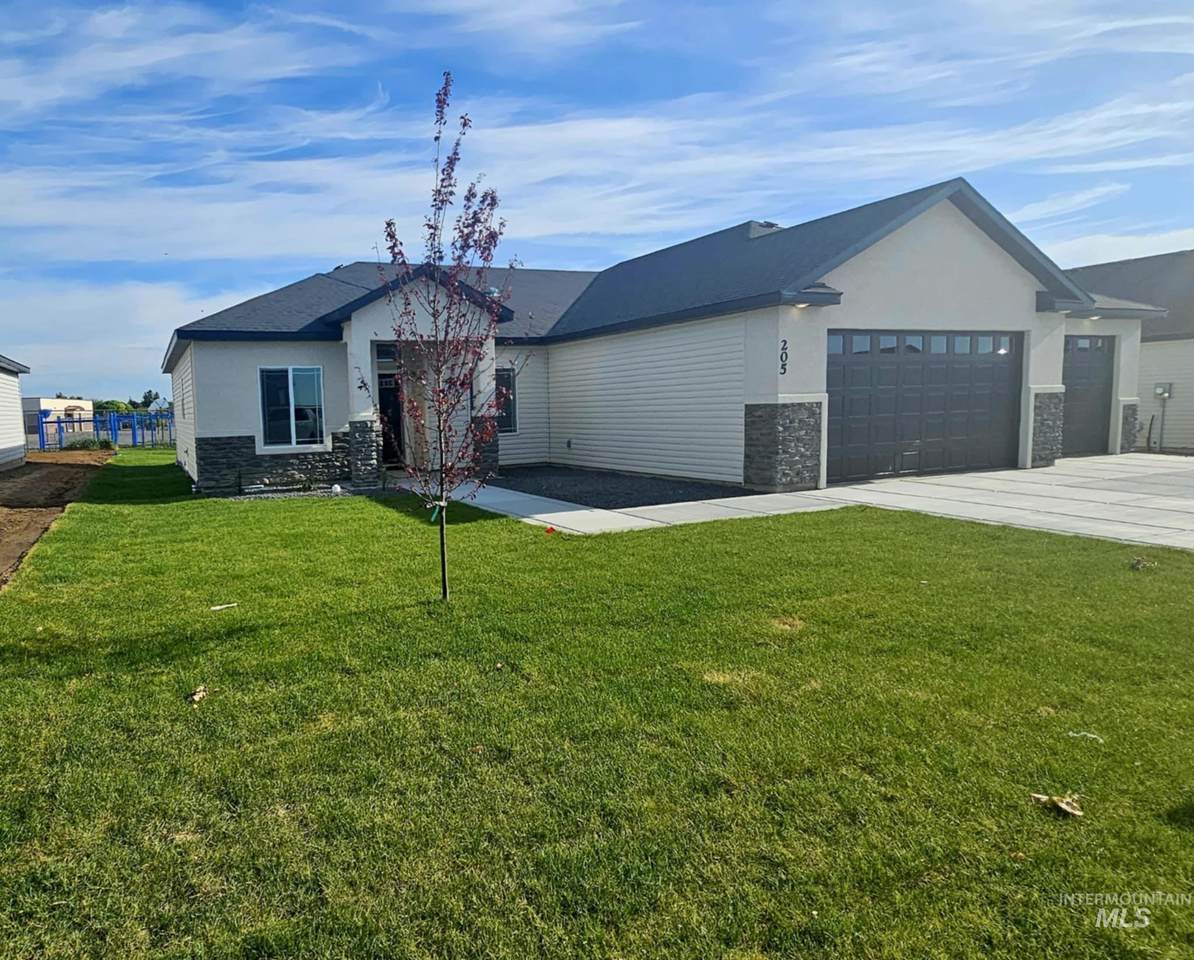 205 13th Ave - Photo 1