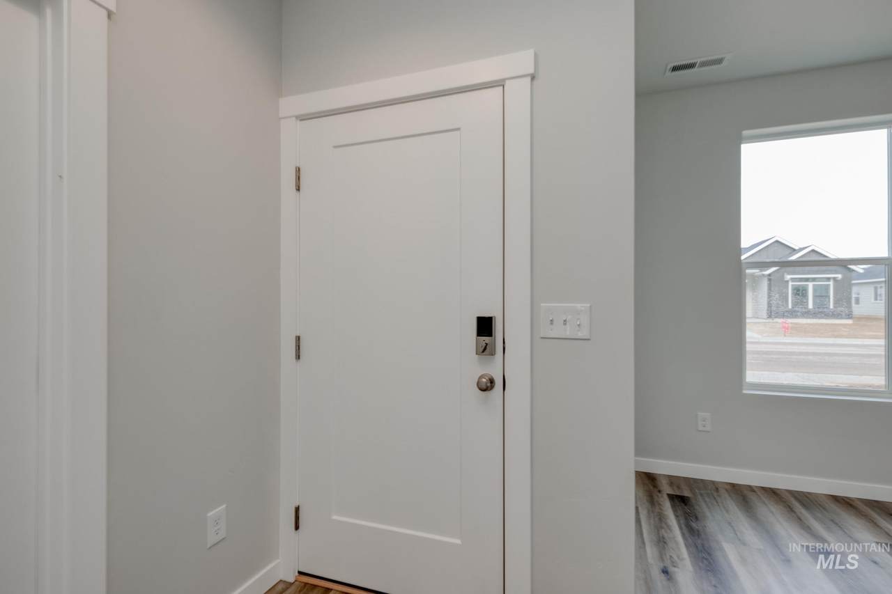 https://bt-photos.global.ssl.fastly.net/imls/1280_boomver_3_98936912-2.jpg