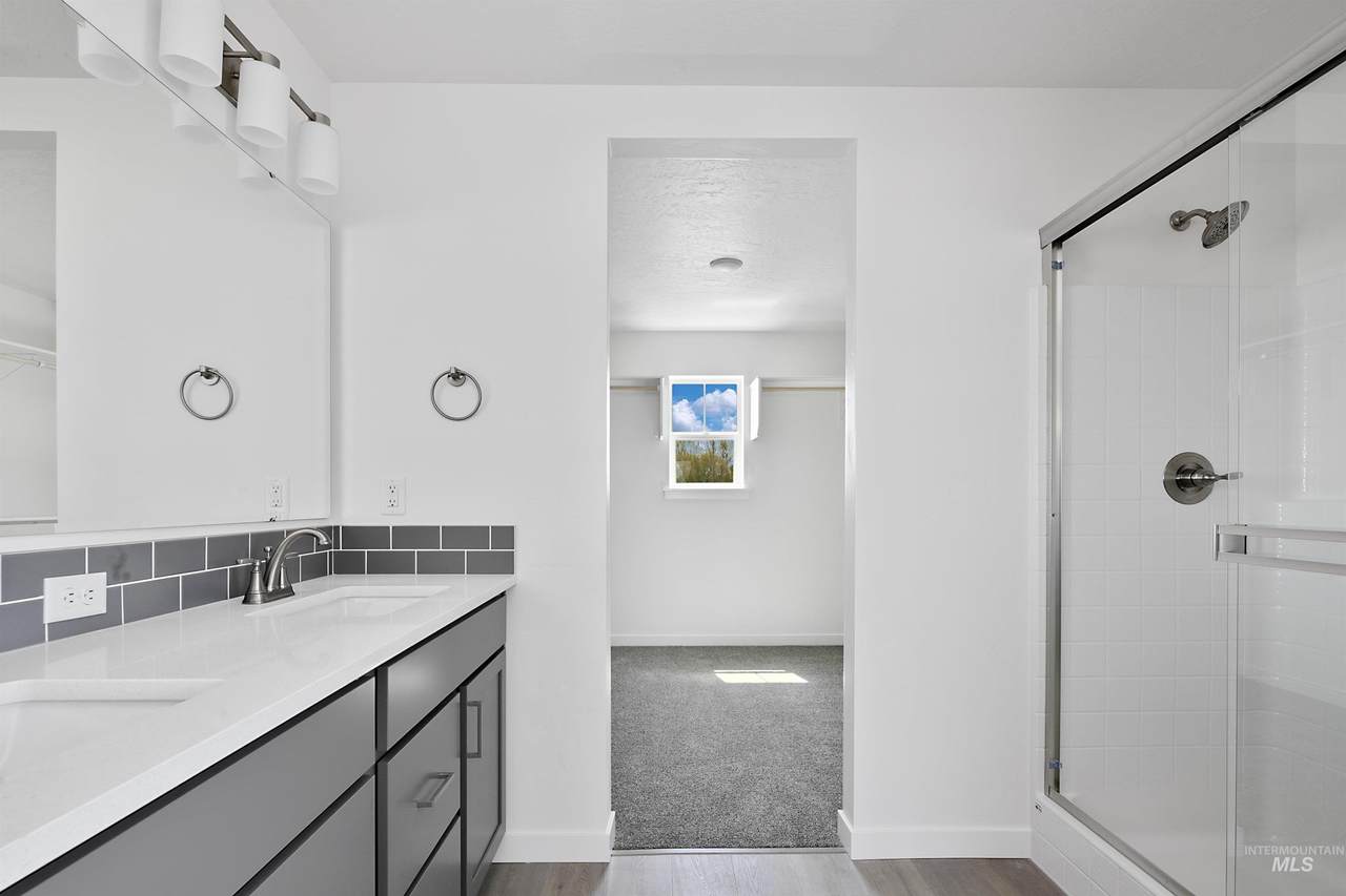 1585 Silverstone Ave - Photo 1