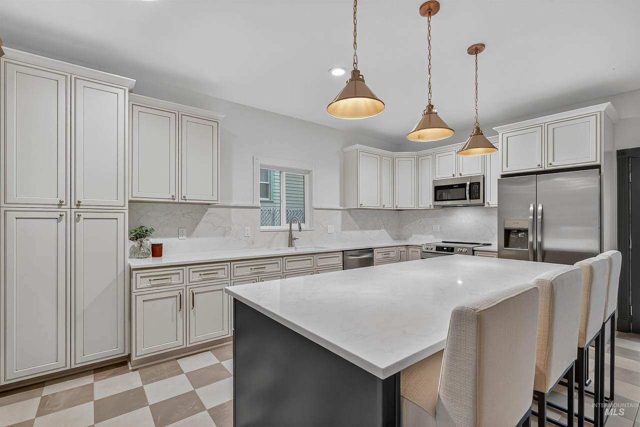 302 7th Ave - Photo 1