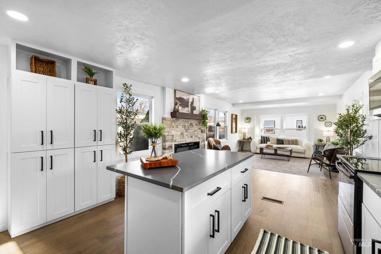 5637 Fairfax Ln - Photo 1