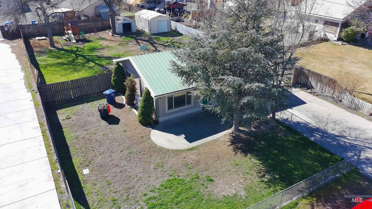 743 Lawrence Ave - Photo 1