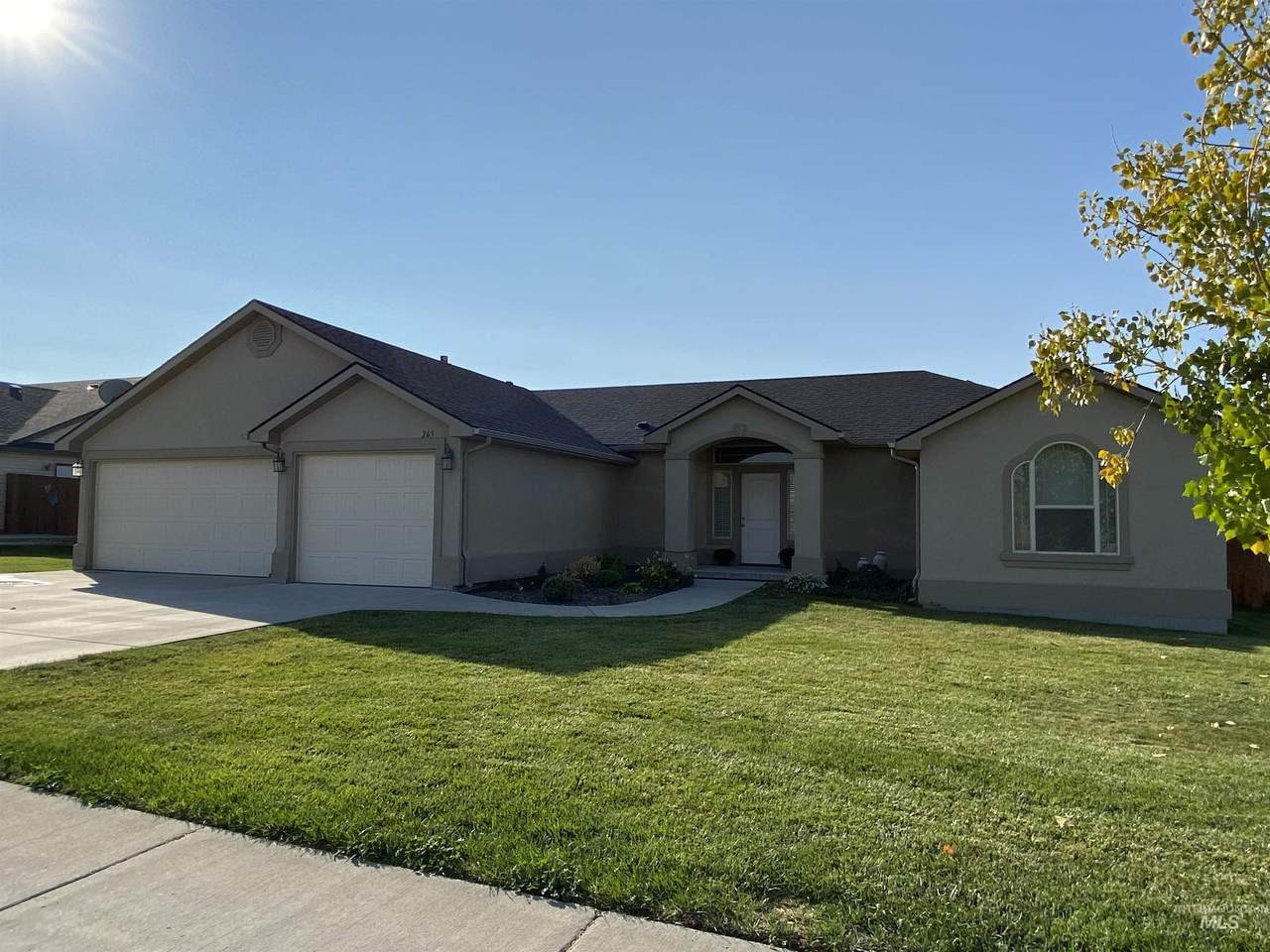 265 Ne Greystone Loop - Photo 1