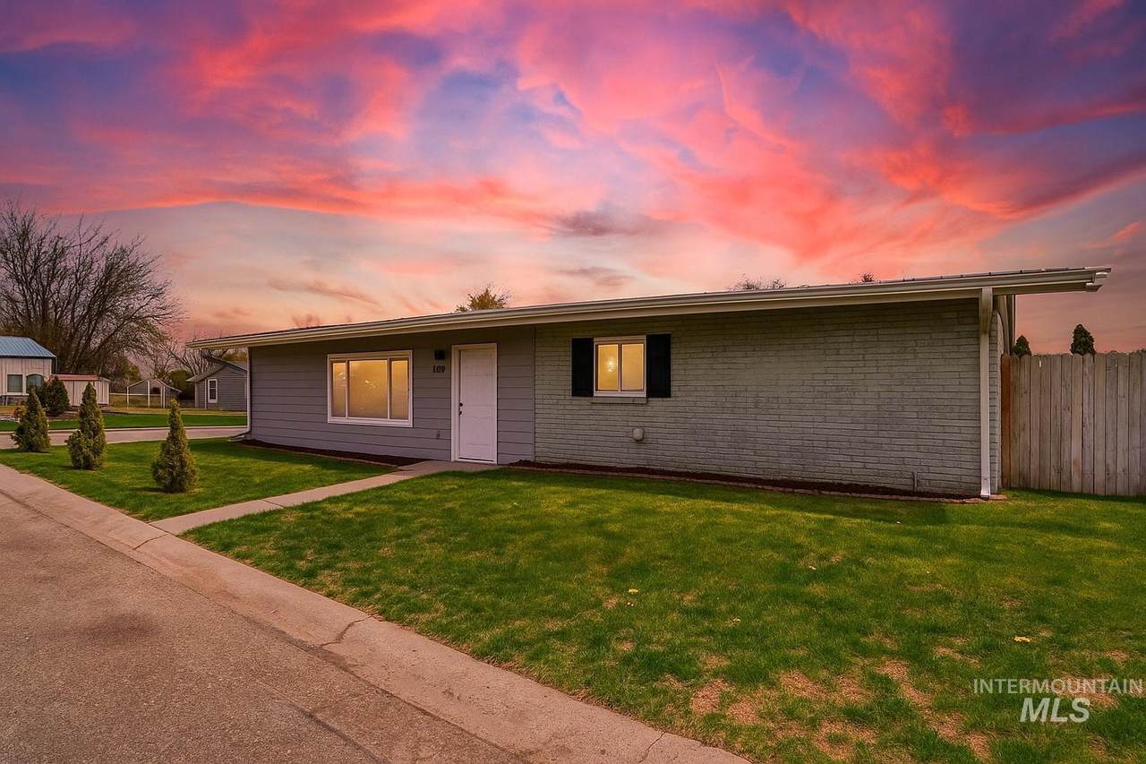 909 Victoria Ave - Photo 1