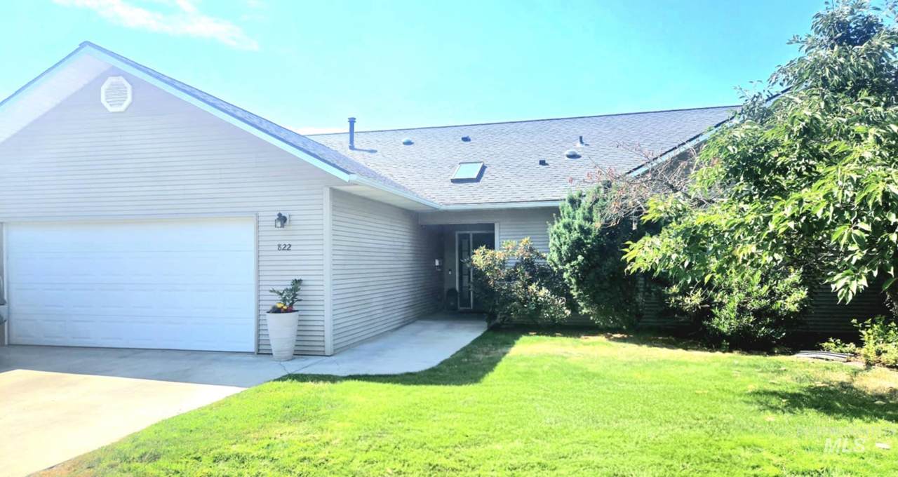 822 15th Ave - Photo 1