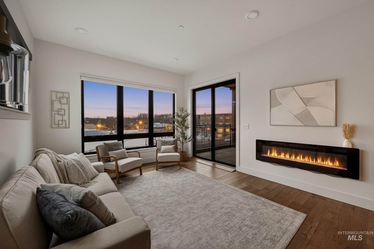 611 8th Street - Photo 1