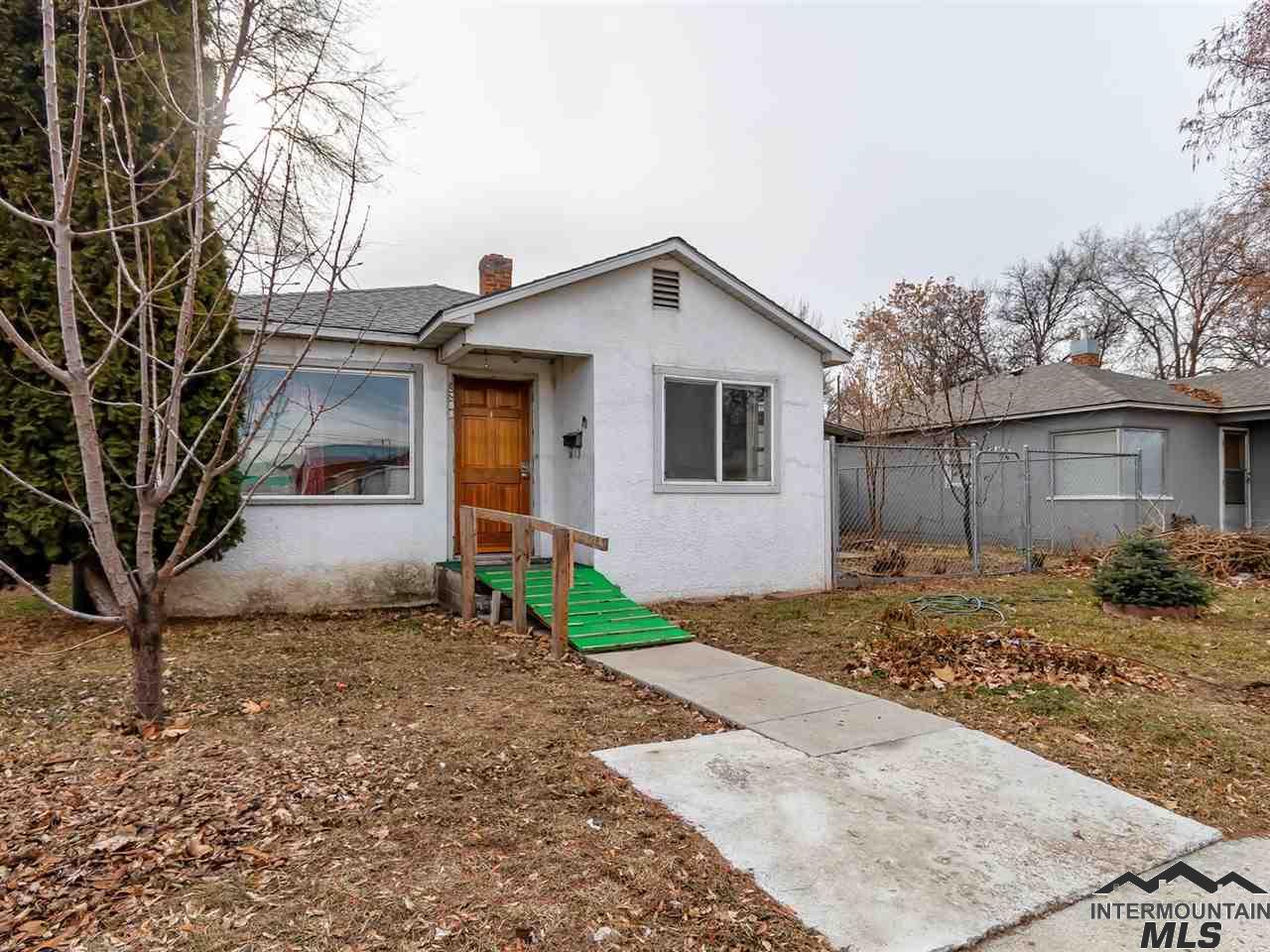 2208 E Oak St - Photo 1