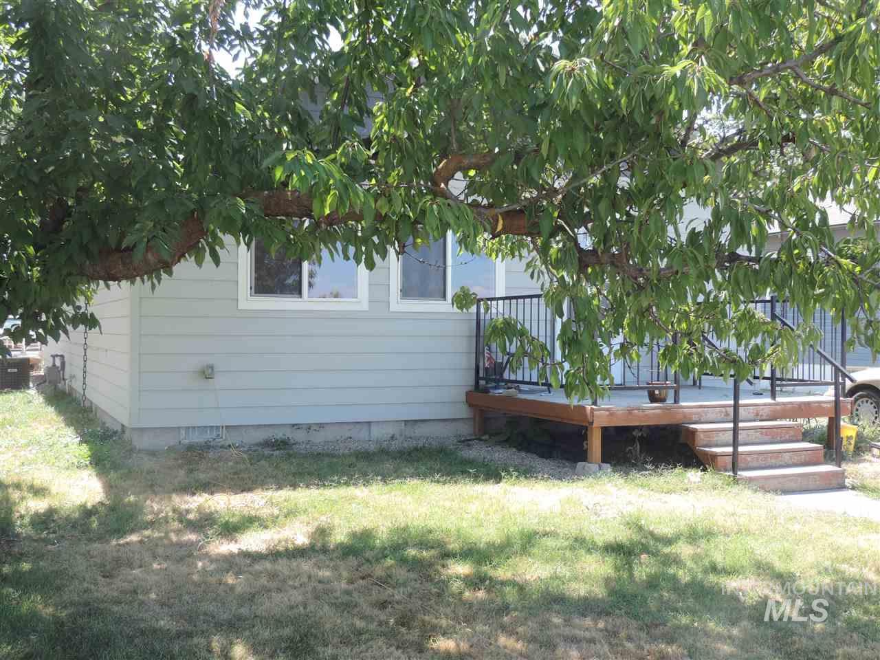 1414 Center Ave - Photo 1